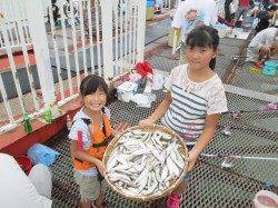 ２時間でこの釣果♪　尼崎市立魚つり公園のサビキでアジ・イワシなど