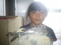 釣りガールがチヌをキャッチ　姫路市立遊漁セ…