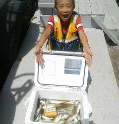 沖の一文字でファミリーフィッシング、アジがクーラーいっぱい