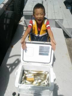 沖の一文字でファミリーフィッシング、アジが…