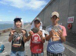 北港魚つり公園　グッドサイズのカワハギ釣れてます♪