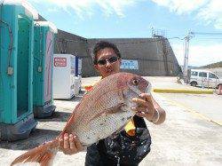 台風被害復旧後の和歌山北港魚つり公園で良型マダイ