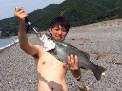 煙樹ヶ浜でライトショアジギング、夕方タチウオの群れが♪