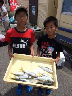 マリーナシティ海釣り公園　大きいアジが釣れ…