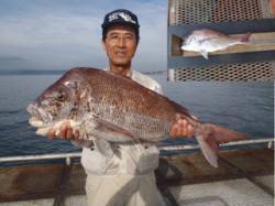 須磨海釣り公園　イワシのエサにマダイ79c…