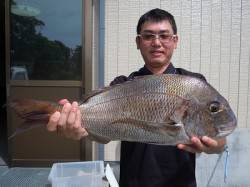 湯浅の磯のフカセ釣りでマダイ64cm3.0…