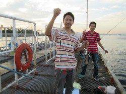 今日は風が弱くサヨリ釣りに好条件　尼崎市立魚つり公園