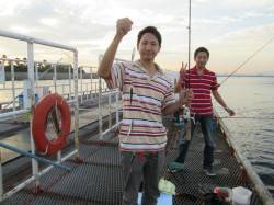 今日は風が弱くサヨリ釣りに好条件　尼崎市立…