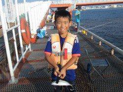 尼崎市立魚つり公園でサビキ釣り　運動会代休で大盛況でした