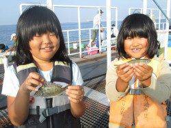 尼崎市立魚つり公園でサビキ釣り　運動会代休で大盛況でした