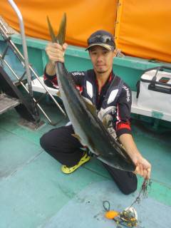 岸和田一文字　沖の北のノマセ釣りでメジロ8…