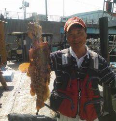 旧の赤灯台でビッグサイズのアコウ46cm！