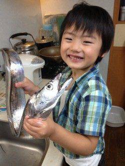 大阪南港プラグでタチウオ　日没後タチウオ順調に接岸してます