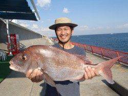 平磯海づり公園　記録賞サイズ63cmのマダイがヒット！