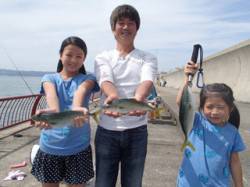 平磯海釣り公園　ウキ釣りのシラサエビにツバ…
