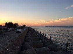 ショアジギングに二見人工島の南側へ レインボーカラーのジグでツバスHIT