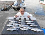 湾内の筏　コーンをエサにチヌ16枚