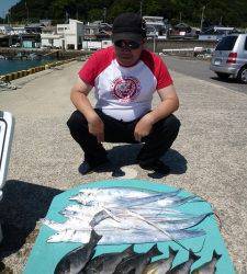 沖一文字内向き　タチウオ・グレ・イサギ・ハマチ・アジなど魚種多彩