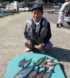 沖一文字内向き　タチウオ・グレ・イサギ・ハマチ・アジなど魚種多彩