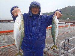 カラバリで良型ハマチを2本　須磨海づり公園