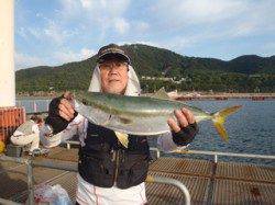 須磨海づり公園　カラバリでメジロの釣果