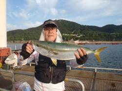 須磨海づり公園　カラバリでメジロの釣果