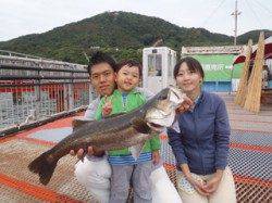 須磨海づり公園　ノマセでスズキ72cm！