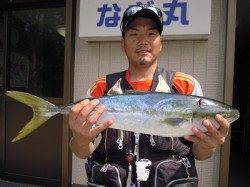 【22日】湯浅の磯でヤエン釣り　生けアジでハマチ62cm