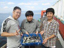 尼崎魚つり公園釣台柱周りでサンバソウ　小チヌ混ざりズボ釣り入門にぴったり