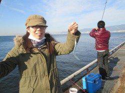 尼崎市立魚つり公園　お子様の初サヨリ釣り♪　エビ撒きではハネも