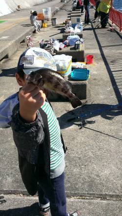 家族で平磯海釣り公園へ　小学1年生初めての浮き釣りでいきなりメバル♪