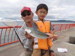 台風通過後の平磯海づり公園　ウキ釣りでツバスの釣果