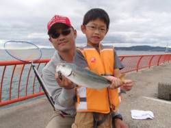 台風通過後の平磯海づり公園　ウキ釣りでツバ…