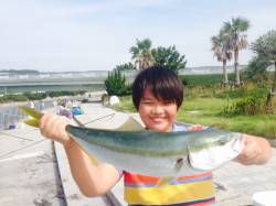 翼港でノマセ釣り　メジロ72㎝&6…