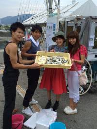 マリーナシティ海釣り公園　サビキ釣りでアジ…