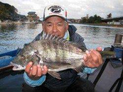 六本裏カセは風裏で朝から高活性、チヌ57匹！