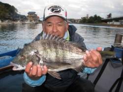 六本裏カセは風裏で朝から高活性、チヌ57匹…