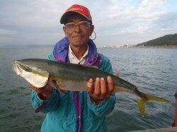 須磨海づり公園　のませ釣りでメジロ67cm！