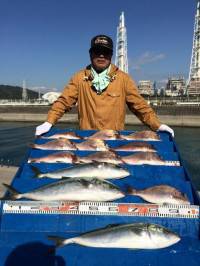 マリーナシティ　釣り堀でマダイの他ハマチ・…