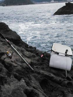 下浜港周辺の地磯にてフカセ釣り　チヌとカン…