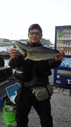 岸和田一文字・沖の北　ルアーでスズキ82cm　他メジロも釣れています