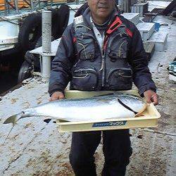 岸和田一文字・沖の北でメジロ60cmとブリ90cm！メジロが小さく見えます…