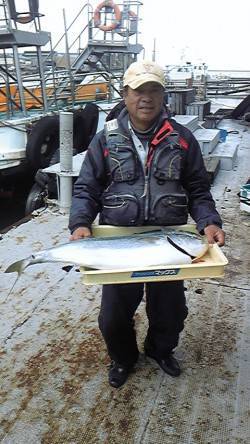 岸和田一文字・沖の北でメジロ60cmとブリ…