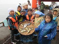 尼崎市立魚つり公園　お子様連れのグループが…