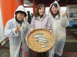 尼崎市立魚つり公園　お子様連れのグループがアイゴ・チヌ・サヨリなど