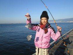 尼崎市立魚つり公園　エビ撒きの調子上向き、ズボ釣りでスズキ74.5cmも！