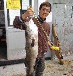 岸和田一文字・沖の北　ルアーでスズキ82cm　他メジロも釣れています