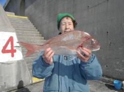 和歌山北港魚つり公園　マダイ50cmをキャ…