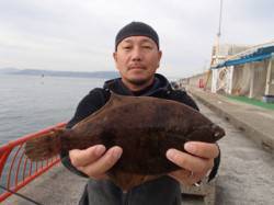 平磯海づり公園でアオムシを使った投げ釣り　…