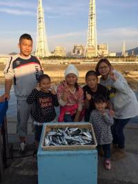 マリーナシティ海釣り公園、イワシ絶好釣！